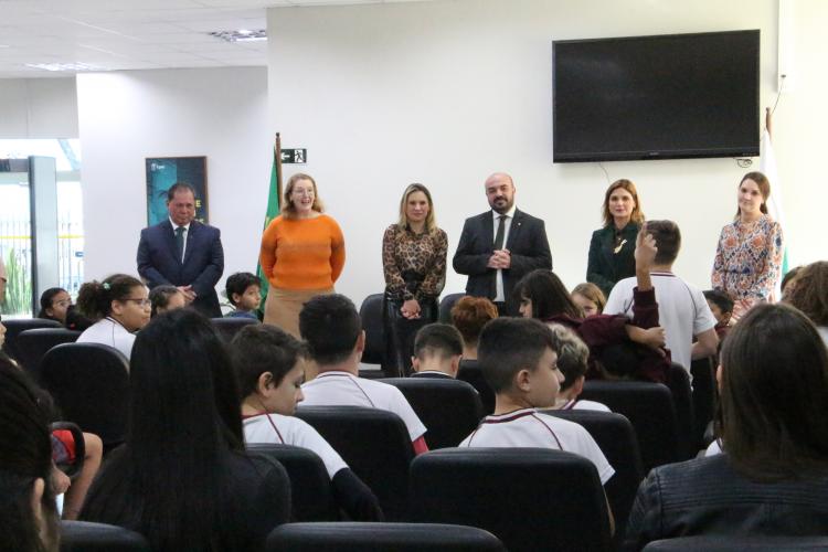 Imagem com foto da visita de crianças da rede municipal de Curitiba ao Fórum Descentralizado de Santa Felicidade.