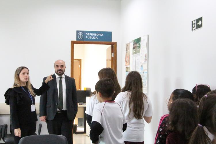 Imagem com foto da visita de crianças da rede municipal de Curitiba ao Fórum Descentralizado de Santa Felicidade.