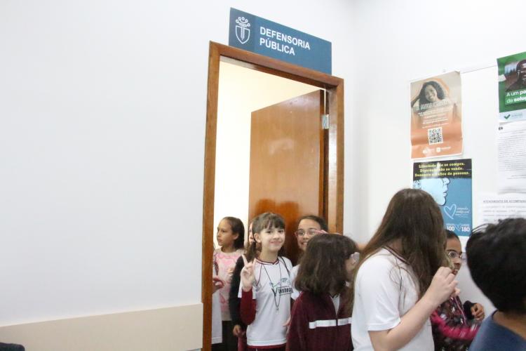 Imagem com foto da visita de crianças da rede municipal de Curitiba ao Fórum Descentralizado de Santa Felicidade.