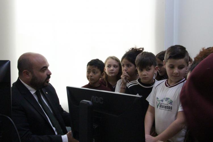 Imagem com foto da visita de crianças da rede municipal de Curitiba ao Fórum Descentralizado de Santa Felicidade.