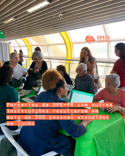 Imagem de idosos sendo atendidos pela equipe da Defensoria, e o título do texto à esquerda da foto.
