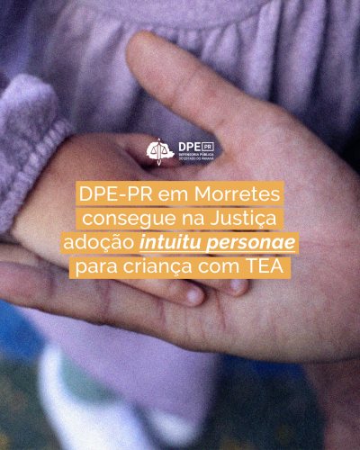 Imagem que mostra a mão de uma criança pequena sobre a mão de um adulto. A imagem tem cor arroxeada. Por cima da imagem está escrito o título da matéria abaixo do logo da Defensoria.