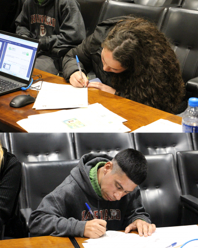 Quadro com duas imagens. Em cima, está uma mulher de cabelos cacheados assinando um documento. Em baixo, um homem de cabelos pretos e liso, também assinando um documento.