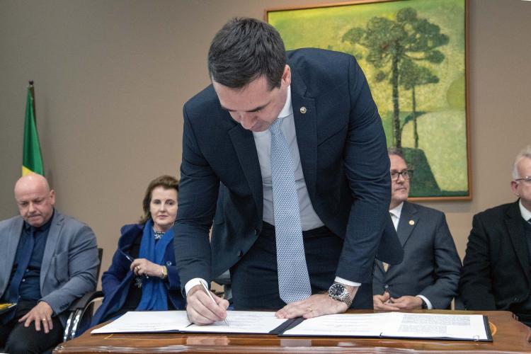 Participação do defensor público-geral do Paraná na assinatura do termo de cooperação técnica da Rede InovaPR.