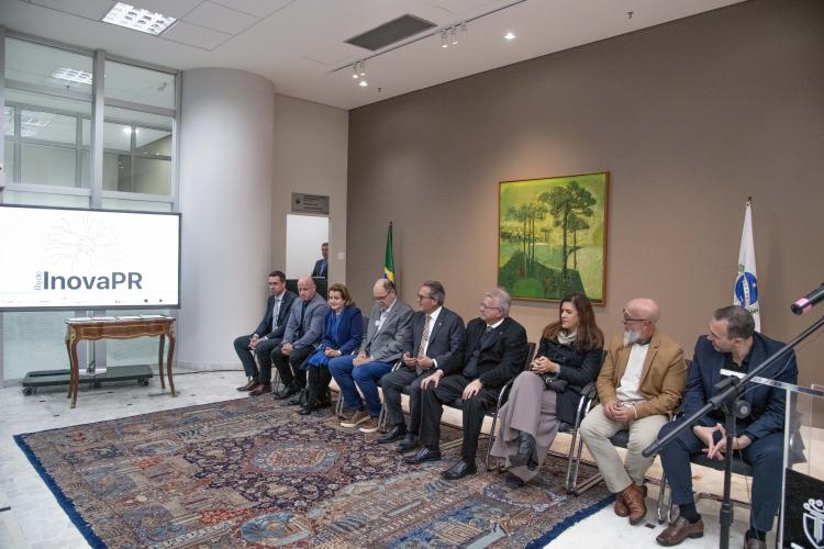 Participação do defensor público-geral do Paraná na assinatura do termo de cooperação técnica da Rede InovaPR.