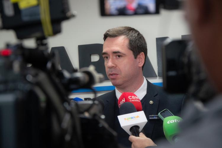 Imagem do Defensor Público-Geral, Matheus Munhoz cedendo entrevista para diversar emissoras de televisão.