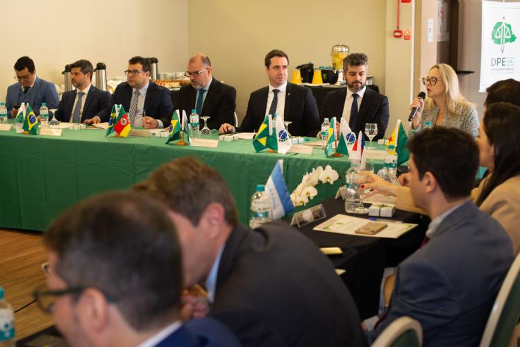 Imagem com foto da reunião de corregedoras e corregedores-gerais.