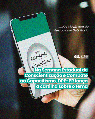 Imagem que mostra uma mão segurando um celular onde está a capa da cartilha Entendendo o Capacitismo. Essa capa é verde e branca, com um círculo no meio onde está o nome da cartilha. Por cima desta imagem está escrito o título da matéria. Acima do título está escrito 21.09 | Dia de Luta da Pessoa com Deficiência e o logo da Defensoria.