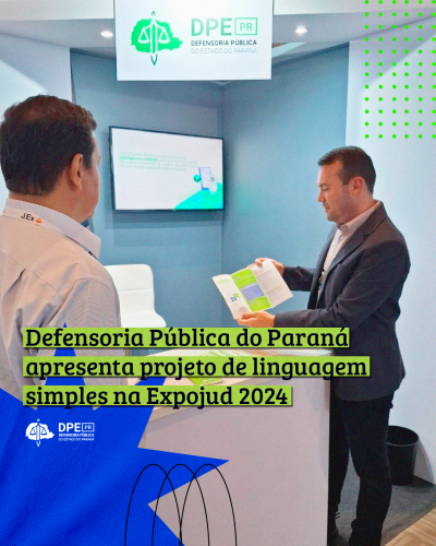 Imagem de um estande com a placa da Defensoria no topo. Dentro do stand tem uma televisão numa parede azul e um balcão branco com um banco alto e branco. Ao lado do balcão tem um homem branco de terno segurando a cartilha da Defensoria. Ele olha para a cartilha aberta. No canto esquerdo, tem um homem de camisa social de costas olhando a cartilha também. Sobrepondo, está o título da matéria com um fundo verde e uma estrela azul. Abaixo do título, está a logo da DPE-PR.