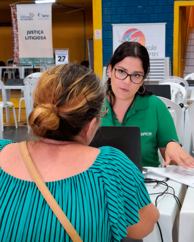 Imagem com foto do atendimento da DPE-PR no programa Justiça no Bairro.