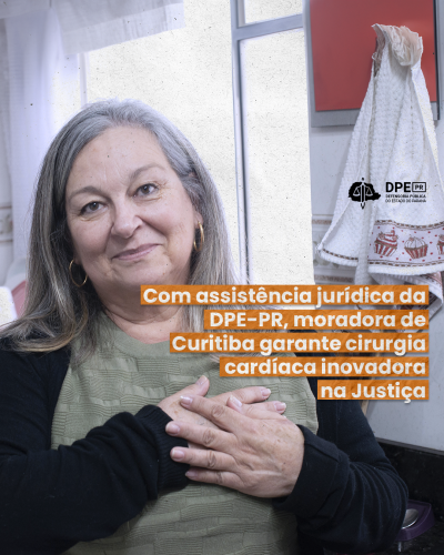Mulher branca de meia idade, cabelos grisalhos. Ela está na cozinha e sorri timidamente com as mãos no coração. Na frente, está o título da matéria em fonte amarela clara e fundo laranja.