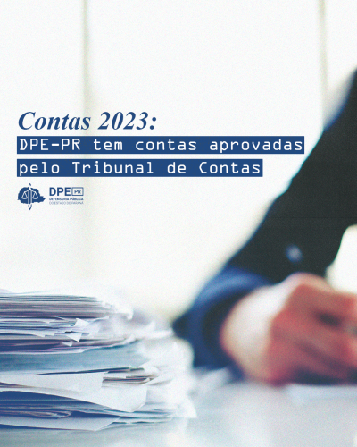 Fundo desfocado, sugerindo um ambiente de trabalho. Em primeiro plano, observa-se a mão de uma pessoa, que está escrevendo ou digitando. No lado esquerdo, há uma pilha de papéis desorganizados, simbolizando a administração de documentos. O texto central, em fonte clara e moderna, diz: "Contas 2023: DPE-PR tem contas aprovadas pelo Tribunal de Contas". Na parte inferior, há um logotipo que representa a DPE-PR, que é a Defensoria Pública do Estado do Paraná. A paleta de cores é predominantemente em contraste