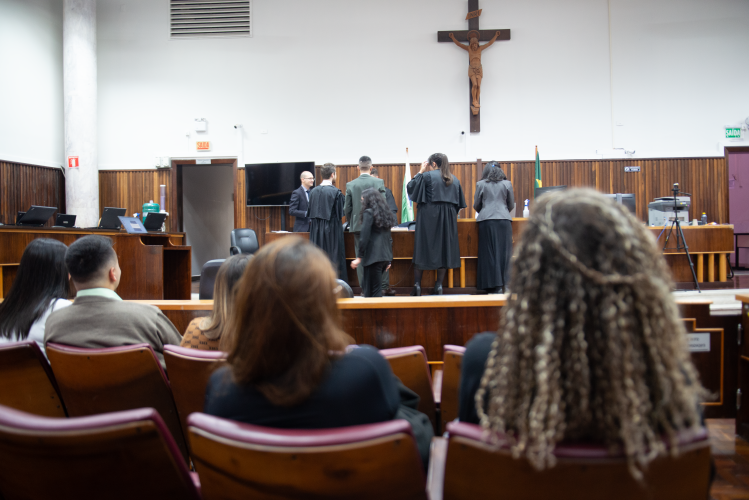 Foto do júri simulado da 2ª edição do curso do Tribunal do Júri da DPE-PR.