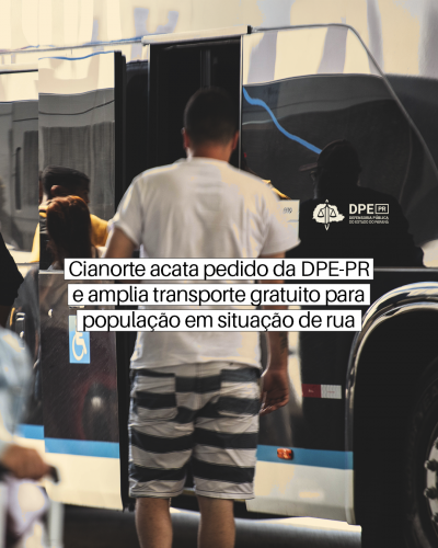 Homem de camiseta branca e bermuda listrada entra em um ônibus com porta aberta. Ao fundo, reflexos na lataria e outras pessoas próximas. Texto sobreposto com o título da matéria.