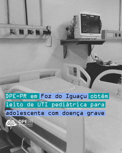 Imagem em preto e branco de um leito hospitalar, com cama vazia, monitor cardíaco e equipamentos médicos na parede ao fundo. Texto sobreposto: 'DPE-PR em Foz do Iguaçu obtém leito de UTI pediátrica para adolescente com doença grave'.