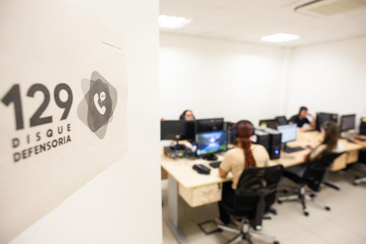 Imagem com foto da equipe de atendimento do Disque Defensoria 129.