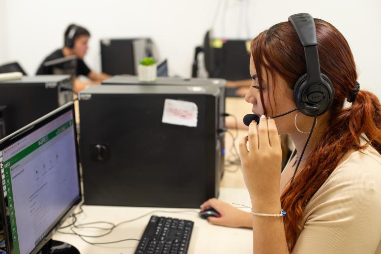 Imagem com foto da equipe de atendimento do Disque Defensoria 129.