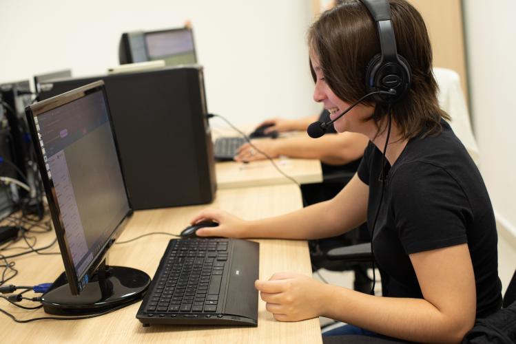 Imagem com foto da equipe de atendimento do Disque Defensoria 129.