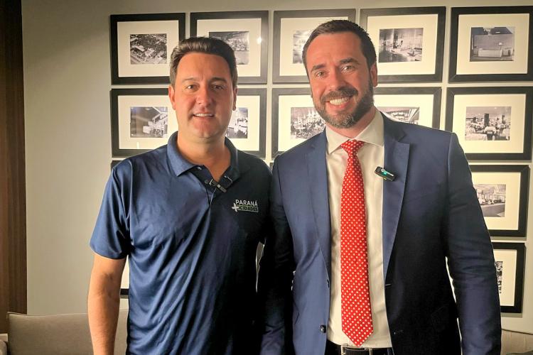 IMagem horizontal colorida mostra o DPG Matheus Munhoz ao lado do governador Ratinho Junior pouco antes da abertura do evento Paraná Mais Cidades em Foz do Iguaçu.