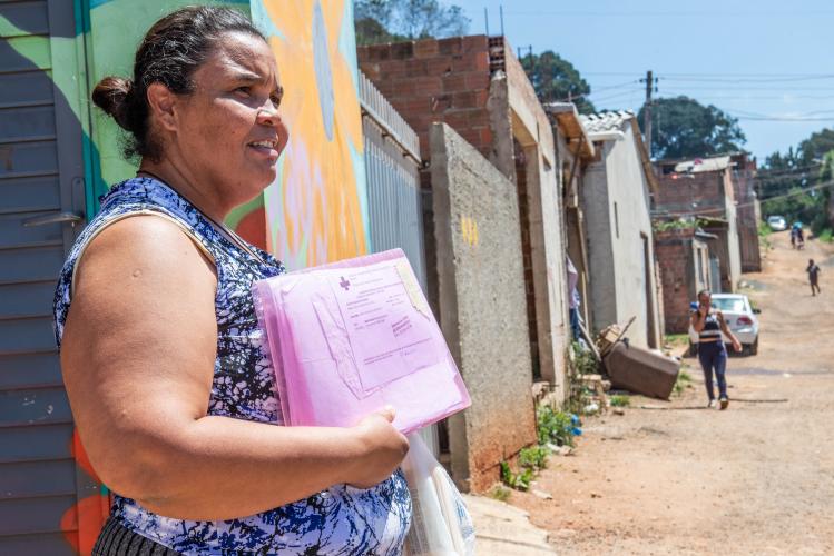 Imagem de foto de mulher atendia pela Defensoria Pública em comunidade.