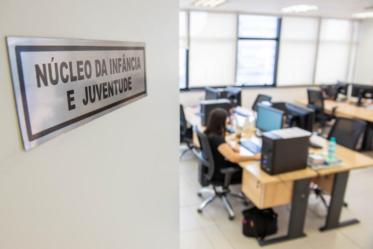Imagem com foto de sala do Núcleo da Infância e Juventude da Defensoria Pública.