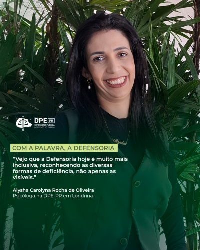 Imagem onde a psicóloga Alysha sorri para a câmera em um retrato com um fundo de plantas verdes. Alysha é uma mulher de pele clara e cabelos lisos e pretos que caem pelos ombros. Ela sorri, mostrando os dentes, e tem covinhas nas bochechas. Usa uma blusa preta por baixo de um colete verde-escuro, e um colar dourado fino com um pingente. Na orelha esquerda, um brinco discreto. Sobre a imagem, há uma citação dela sobre inclusão, além de seu nome e cargo.