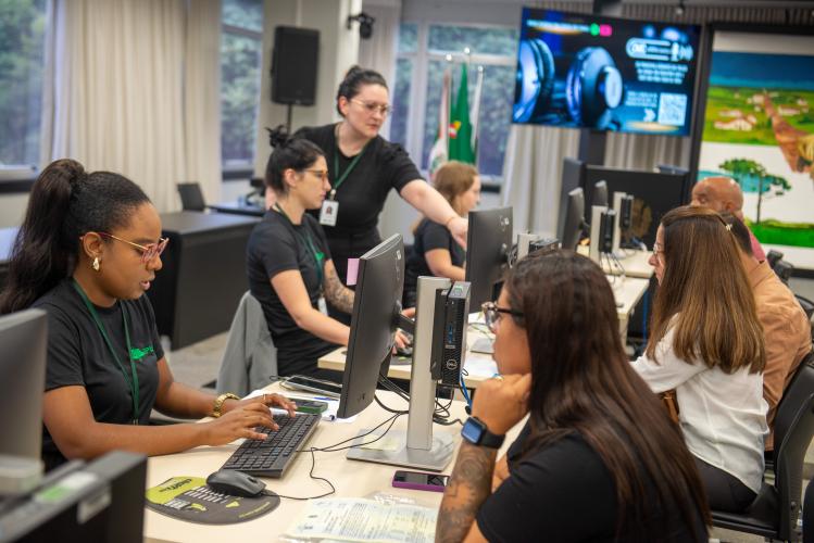 Imagem mostra servidores da Defensoria realizando atendimentos na Câmara Municipal de Curitiba.