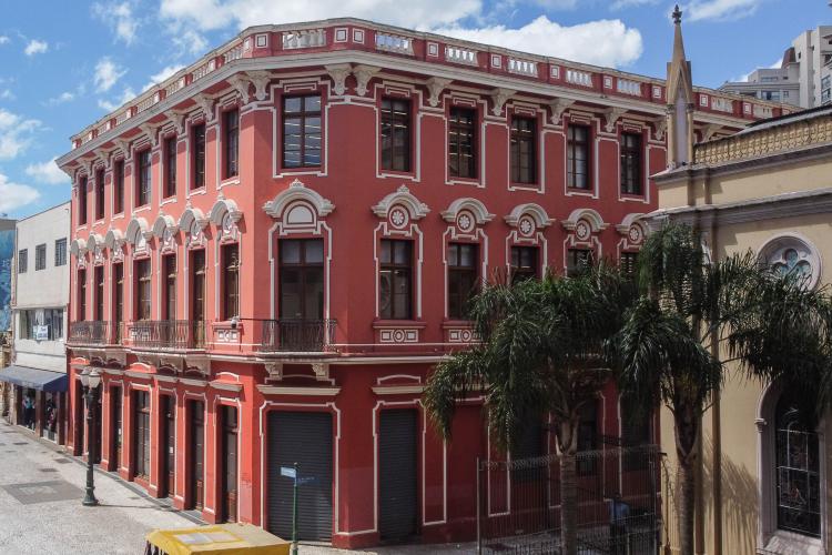 Imagem mostra a fachada da sede da Defensoria na Rua João Bonifácio, 66 - Centro de Curitiba.