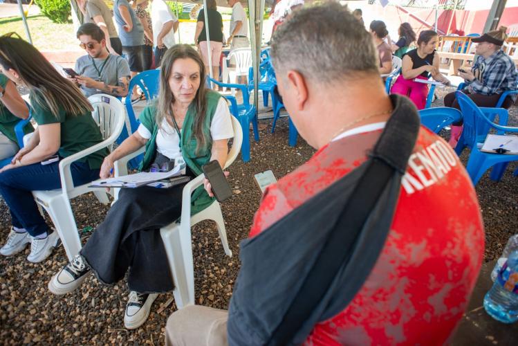 Defensora Pública atende homem com tipoia vítima do tornado.