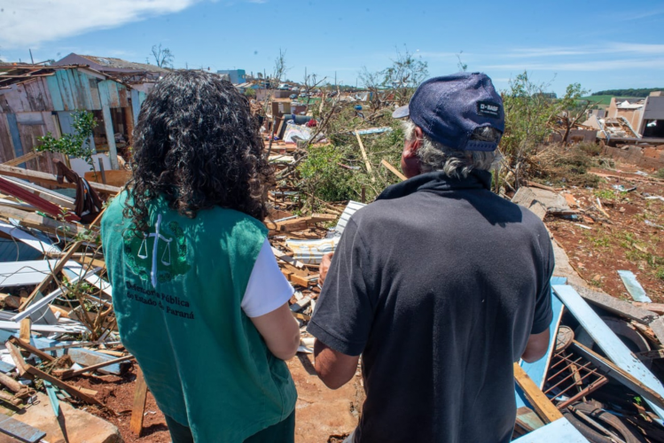 Símbolo do trabalho da instituição. No local, visita de morador aos escombros da sua casa, onde a Defensoria também esteve, acolhendo o morador.