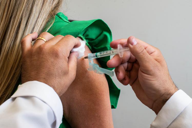 Imagem em close de uma aplicação de vacina.