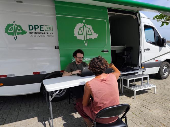 Defensor Público realiza atendimento à um veranista na Van de Direitos.
