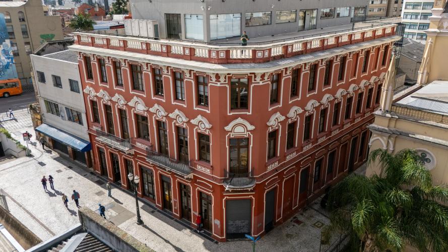 Imagem mostra sede da Defensoria Pública do Estado do Paraná em Curitiba onde atua o  Núcleo de Política Criminal e Execução Penal (NUPEP) da DPE-PR.