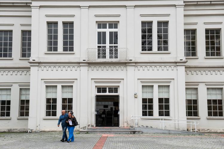 Imagem mostra o Centro Judiciário de Curitiba, localizado no bairro Ahú, que abriga as 19 varas criminais e juizados especiais no local do antigo presídio.