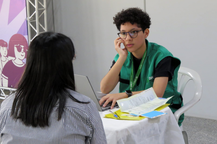 Servidora da DPE-PR realiza atendimento de uma mulher durante Mutirão em Maringá.
