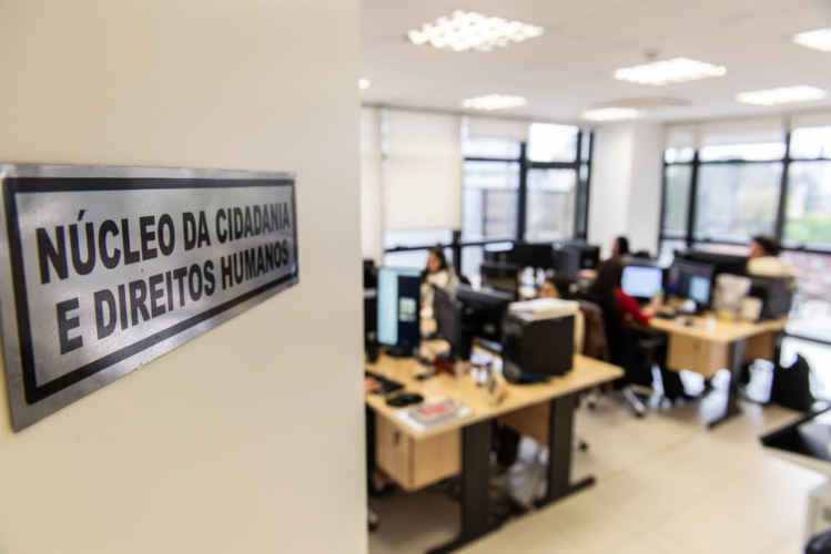 Imagem mostra sala do Núcleo de Cidadania e Direitos Humanos na DPE-PR