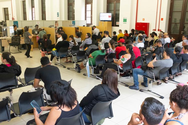 Imagem mostra sala de espera por atendimento na sede central da DPE-PR, em Curitiba.