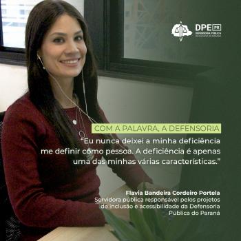 Imagem da servidora Flávia ao fundo. Ela está com uma blusa de frio vermelha e está em frente a um computador. Ela olha para a foto sorrindo. Ela usa fones de ouvido brancos. Na imagem, está escrito: "Com a palavra, a Defensoria" e logo abaixo a frase "Eu nunca deixei a minha deficiência me definir como pessoa. A deficiência é apenas uma das minhas várias características". A frase está escrita em branco.
