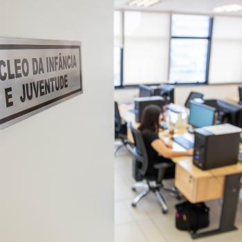 Imagem com foto de sala do Núcleo da Infância e Juventude da Defensoria Pública.