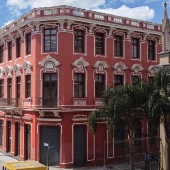 Imagem mostra a fachada da sede da Defensoria na Rua João Bonifácio, 66 - Centro de Curitiba. 