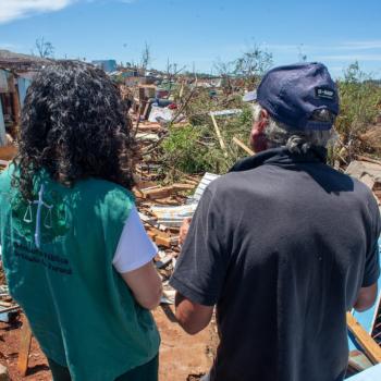 Símbolo do trabalho da instituição. No local, visita de morador aos escombros da sua casa, onde a Defensoria também esteve, acolhendo o morador. 