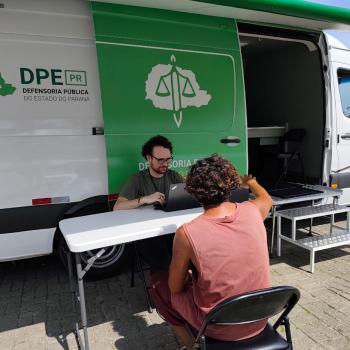 Defensor Público realiza atendimento à um veranista na Van de Direitos. 