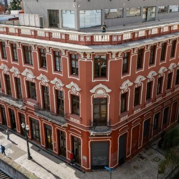 Imagem mostra sede da Defensoria Pública do Estado do Paraná em Curitiba onde atua o  Núcleo de Política Criminal e Execução Penal (NUPEP) da DPE-PR. 