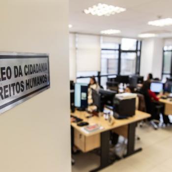 Imagem mostra sala do Núcleo de Cidadania e Direitos Humanos na DPE-PR