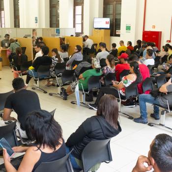 Imagem mostra sala de espera por atendimento na sede central da DPE-PR, em Curitiba. 