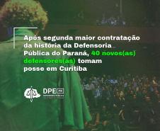 A foto mostra as costas de um defensor recém-empossado, de costas para a câmera, com a plateia de frente, olhando para ele. No texto se lê: Após segunda maior contratação da história da Defensoria Pública do Paraná, 40 novos(as) defensores(as) tomam posse em Curitiba