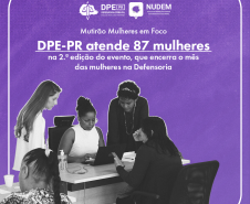 Imagem de duas mulheres sendo atendidas por duas assessoras jurídicas da Defensoria e uma Defensora Pública. As suas usuárias da Defensoria estão sentadas de frente para as assessoras e para a Defensora. As usuárias são mulheres brancas e idosas, já as assessoras são uma mulher negra, que esta sentada e usa um notebook para realizar o atendimento e uma mulher branca em pé ao lado esquerdo da mesa. Do lado direito, uma Defensora negra acompanha o atendimento. A imagem das mulheres esta recorta e o fundo é ro