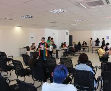 Imagem de representante do coletivo Mães pela Diversidade em fala às usuárias