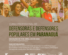 Imagem de mulheres protestando logo acima. Embaixo, em tons de bege ao fundo, está escrito "Curso Profissional de Defensoras e Defensores Populares em Paranaguá". Embaixo, de branco, estão escritas as informações do curso e os logos dos apoiadores.