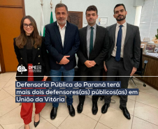 Imagem do defensor público-geral André Giamberardino ao lado da defensora pública Maria Luiza Furbino de Novaes Gomes, do defensor público Fabiano Augusto Malaghini e do prefeito de União da Vitória, Bachir Abbas. No centro da imagem, o título "Defensoria Pública do Paraná terá mais dois defensores(as) públicos(as) em União da Vitória" em branco grifado em azul escuro. Acima do título, uma linha branca cruza a imagem da esquerda para a direita e, logo acima, o logo da Defensoria também em branco.